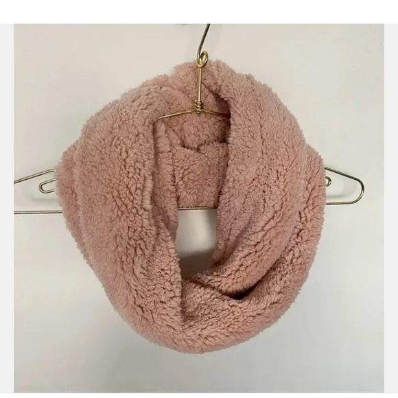 NWT JENNI SO SOFT FLEECE CHUNKY INFINITY SCARF IN BLUSH PINK - Picture 4 of 5